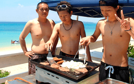 沖縄の津堅島ビーチでBBQ中