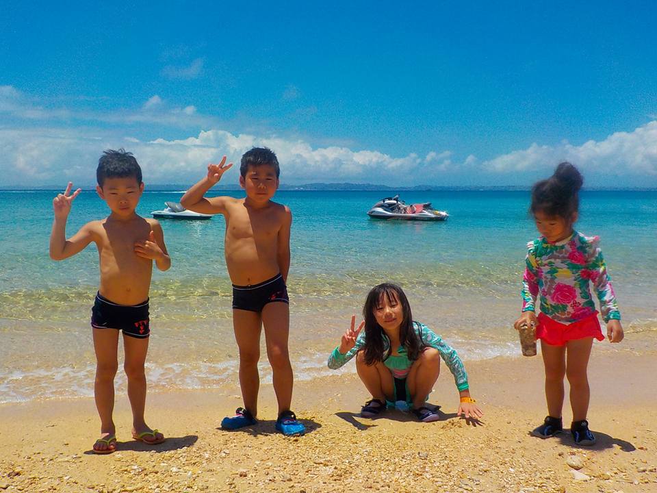 社員旅行で津堅島！子供達も喜んでビーチで(笑)