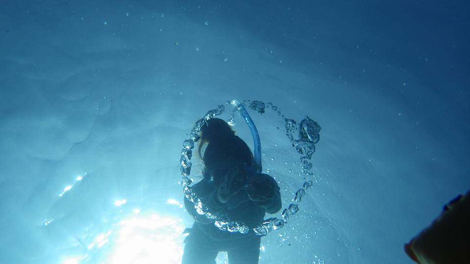 海中にできた幻想的なリングの中へ