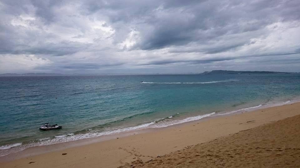 津堅島も雨が降りそうな雲行き