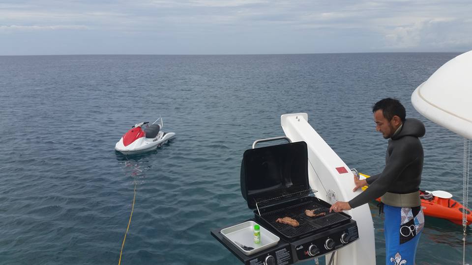 ナガンヌ島沖でBBQ