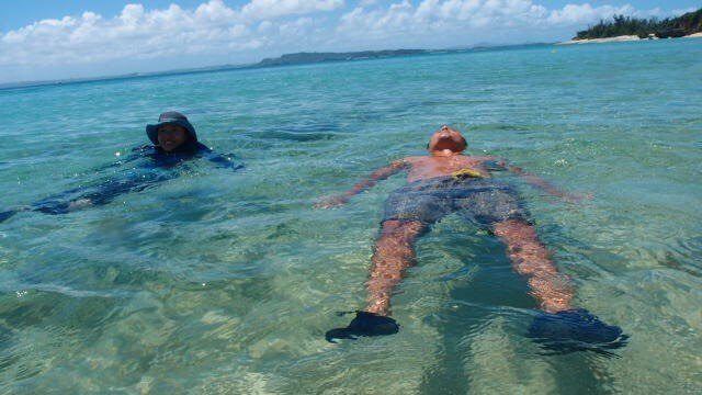 海につかり癒されるご夫婦