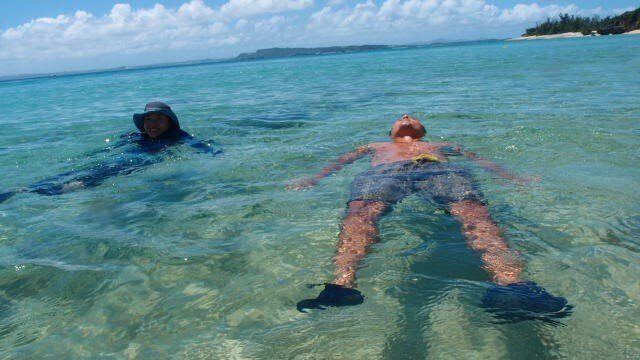 海につかり癒されるご夫婦