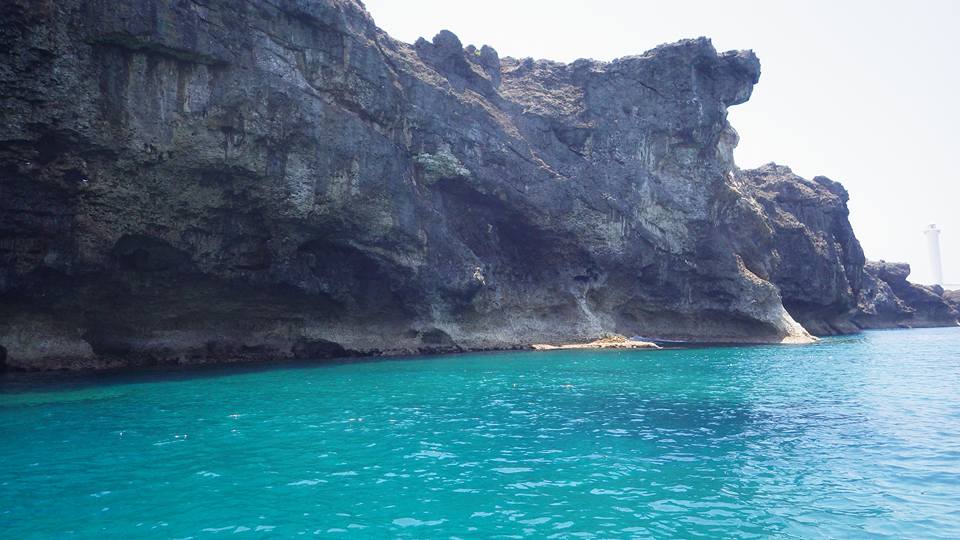 残波岬のエメラルドブルーに光る海と岩肌