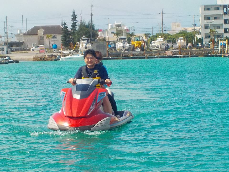 久々のジェットスキー運転で緊張気味