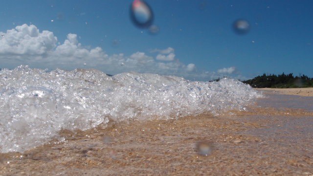 津堅島ビーチの砂浜の波