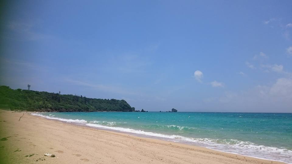 天気はとてもいいですが波が打ち寄せる津堅島ビーチ